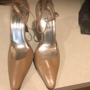 Nwot women’s camel color heels heel is 3.5”